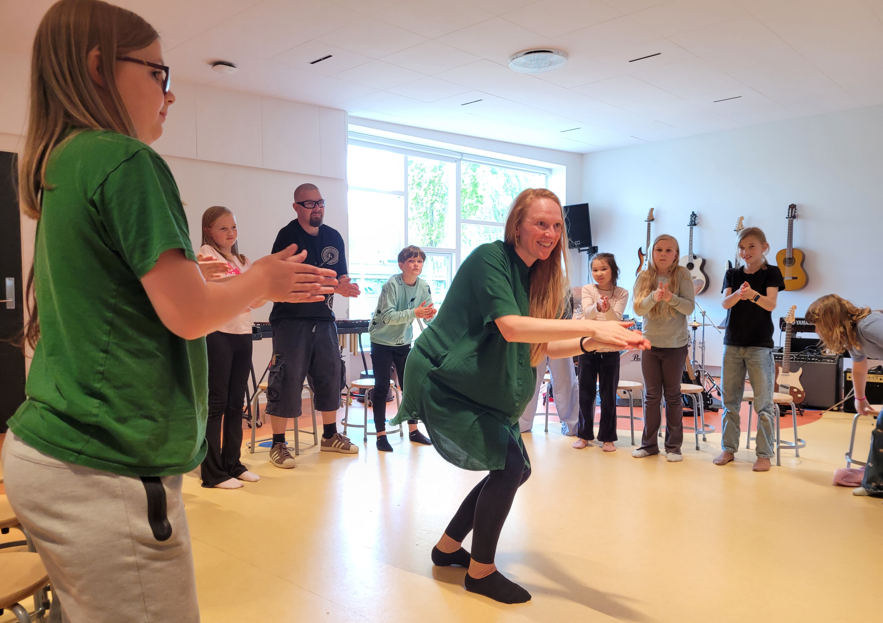 Tjeda Anne Efken laver øvelser med SFO-koret på Finderuphøjskole